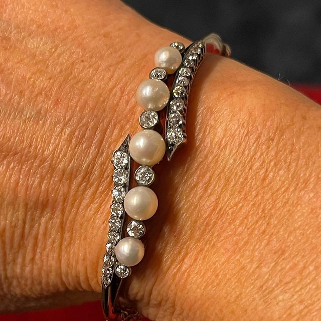 Magnifica pulsera en oro plata diamantes y perlas naturales siglo XIX#bijouxanciens #antiquejewelry #naturalpearls #diamonsareforever