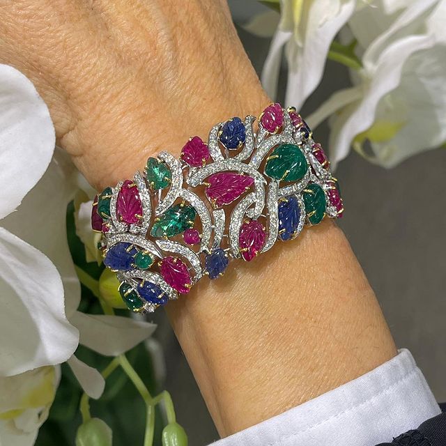 Espectacular pulsera Tutti Frutti. Oro blanco, brillantes, zafiros, rubíes y esmeraldas. ¡Divina!  #vendomejoyeria #vendome #altajoyeria #highjewelry #lujo #joyas #bracelets